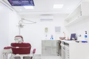 Consultório da IG Odontologia com cadeira odontológica e equipamentos