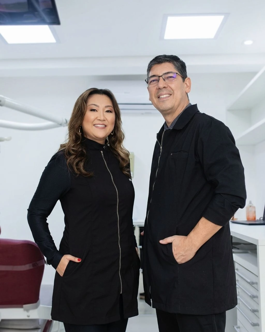 Dra. Ligia e Dr. Ignácio no consultório da IG Odontologia em Socorro, São Paulo